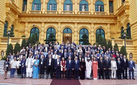越南国家主席阮春福接见世界和平理事会第22届代表大会与会代表