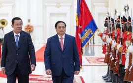 洪森首相举行仪式迎接范明正总理对柬进行正式访问组图