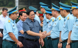 范明正总理看望第一战斗空军团，考察安沛军事机场