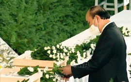 越南国家主席阮春福出席日本前首相安倍晋三国葬