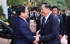 范明正总理开始对老挝进行正式访问（组图）