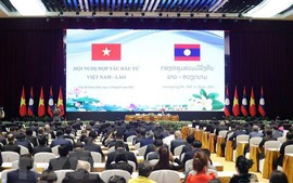 越南政府总理范明正与老挝总理宋赛&#183;西潘敦共同主持越老投资合作会议