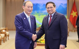越南政府总理范明正会见前日本首相菅义伟