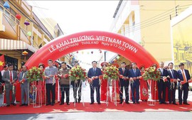 越南国会主席王廷惠出席泰国乌隆府越南城开业仪式