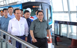 范明正总理乘坐地铁一号线试运行，推动胡志明市最大路口项目