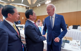 越南政府总理范明正在七国集团峰会扩大会议期间会见美国总统拜登