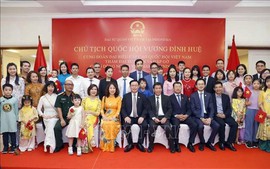 国会主席王廷惠与旅居印度尼西亚越南人社群代表举行会面
