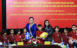 越南政府总理夫人和老挝政府总理夫人探访太平省SOS儿童村并赠送礼物