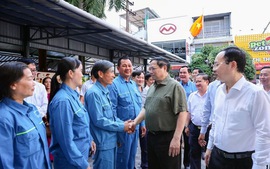 政府总理走访并向工人、公安及军队人员赠送礼物