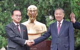 越共中央总书记苏林在朝鲜出席胡志明主席塑像落成仪式