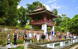 河内旅游业加速接待年底的大量游客