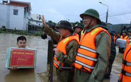 陈鸿河副总理慰问遭遇暴雨洪涝陷入孤立岘港若干区域的民众