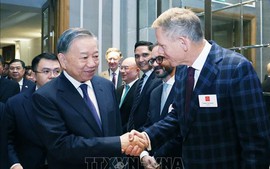 越共中央总书记苏林出席越英企业座谈会