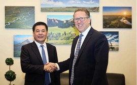 阮鸿延会见美国内布拉斯加州共和党众议员、美国国会贸易小组主席阿德里安&#183;史密斯