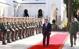 范明政总理会见阿尔及利亚总统