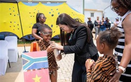 越南政府总理夫人走访南非查卡尼地区并赠送慰问品