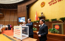 国会为遭受洪涝灾害同胞捐款以克服洪涝灾害后果