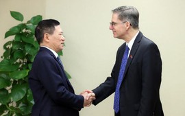 政府副总理胡德福会见世行副行长哈拉米略