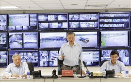 苏林总书记赴顺化市慰问洪灾民众并发放援助物资