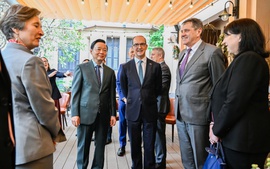 陈鸿河副总理会见欧各国驻越南大使、代办