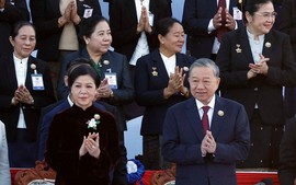 越共中央总书记苏林与夫人出席老挝建国50周年庆典