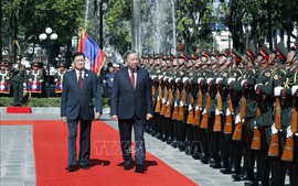 老挝人革党中央总书记、国家主席通伦以最高礼遇欢迎越共中央总书记苏林访老