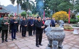 越南政府总理范明正在胡志明主席与边界战役纪念馆敬香