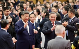 越共中央总书记苏林和中共中央总书记，国家主席习近平会见越中人民大联欢活动代表