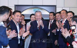 苏林总书记会见越南驻俄罗斯大使馆工作人员和旅俄越侨