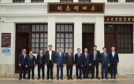 陈红河副总理在昆明参观胡志明主席旧居
