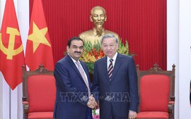 越共中央总书记苏林会见印度阿达尼集团负责人