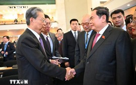 越南国会主席陈青敏会见中国全国人大常委会委员长赵乐际