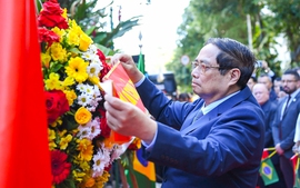 范明正总理在里约热内卢胡志明主席纪念牌前敬献花圈