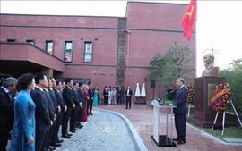 越共中央总书记苏林出席位于韩国的胡志明主席雕像揭幕仪式