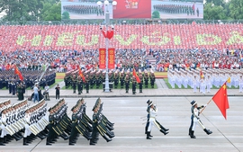 四国军事代表团在巴亭广场举行阅兵式(组图)