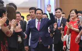范明政总理出席题为“企业与国家同行80年”的政府总理与企业见面会