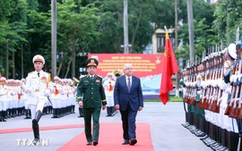 土耳其国防部长亚萨尔&#183;古勒对越南进行正式访问