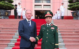 越南国防部部长潘文江大将与俄罗斯联邦总统助理、俄罗斯海事委员会主席举行会谈
