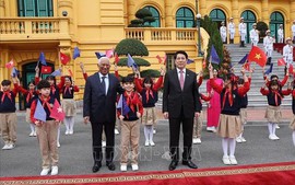 越南国家主席梁强主持仪式，欢迎欧洲理事会主席正式访问越南