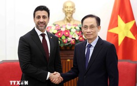 黎怀忠部长会见加拿大国际贸易部长