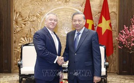 越共中央总书记苏林会见美国助理国务卿迈克尔·德索姆布尔