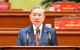 在党的旗帜下稳步前进