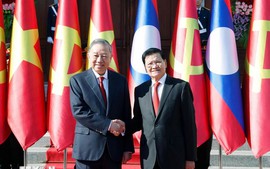 老挝总书记、国家主席通伦主持隆重仪式，欢迎苏林总书记到访