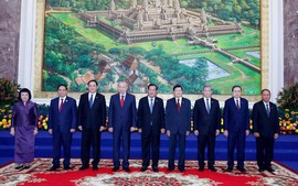 苏林总书记与柬埔寨人民党主席洪森及老挝人民革命党总书记通伦·西苏里共同主持越柬老三党领导人会晤