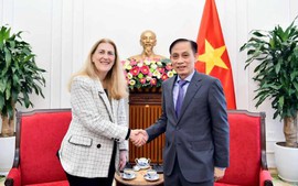 越南外交部长黎怀忠会见瑞士联邦经济和教研部国务秘书