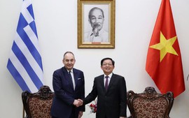 越南政府副总理胡国勇会见希腊议会第一副议长普拉基奥塔基斯