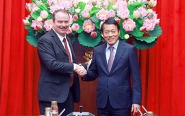 越南公安部部长梁三光会见美国贸易代表办公室副代表里克·斯威策