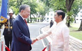 菲律宾总统举行仪式 欢迎越共中央总书记、国家主席苏林访菲