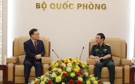 越南政府副总理兼国防部长潘文江会见韩国驻越南大使