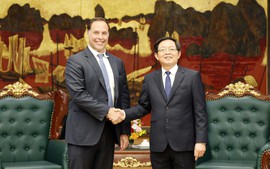 胡国勇副总理会见美国高意集团首席供应链官
